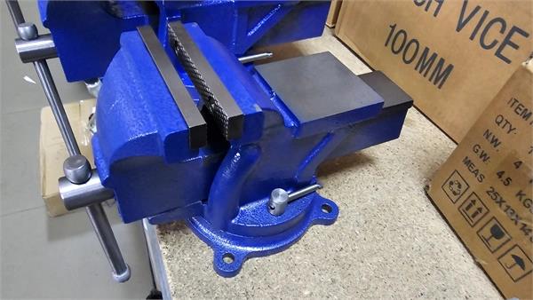 Bench vice for workbench 100mm rotating PRO series
