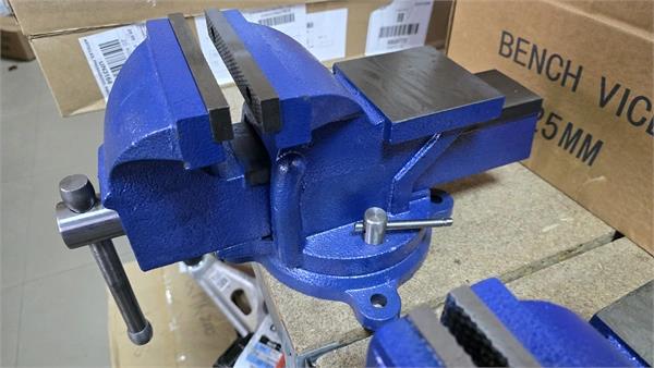 Bench vice for workbench 150mm rotating PRO series