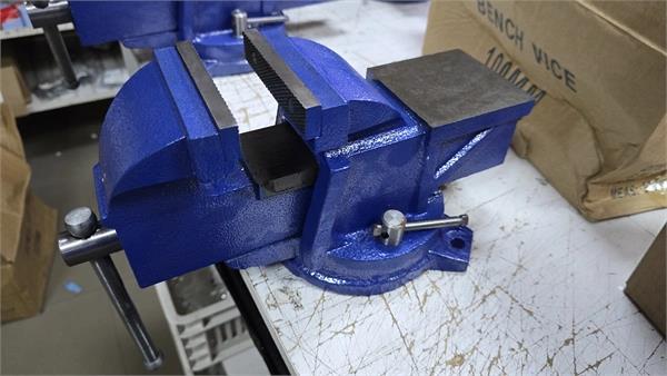 Bench vice for workbench 100mm rotating PRO MAX series