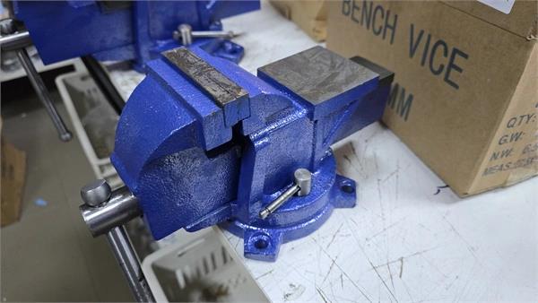 Bench vice for workbench 75mm rotating PRO MAX series